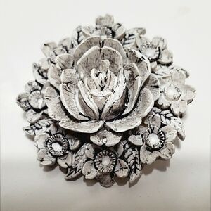 Vintage Flowers White Brooch Pin. 🌴